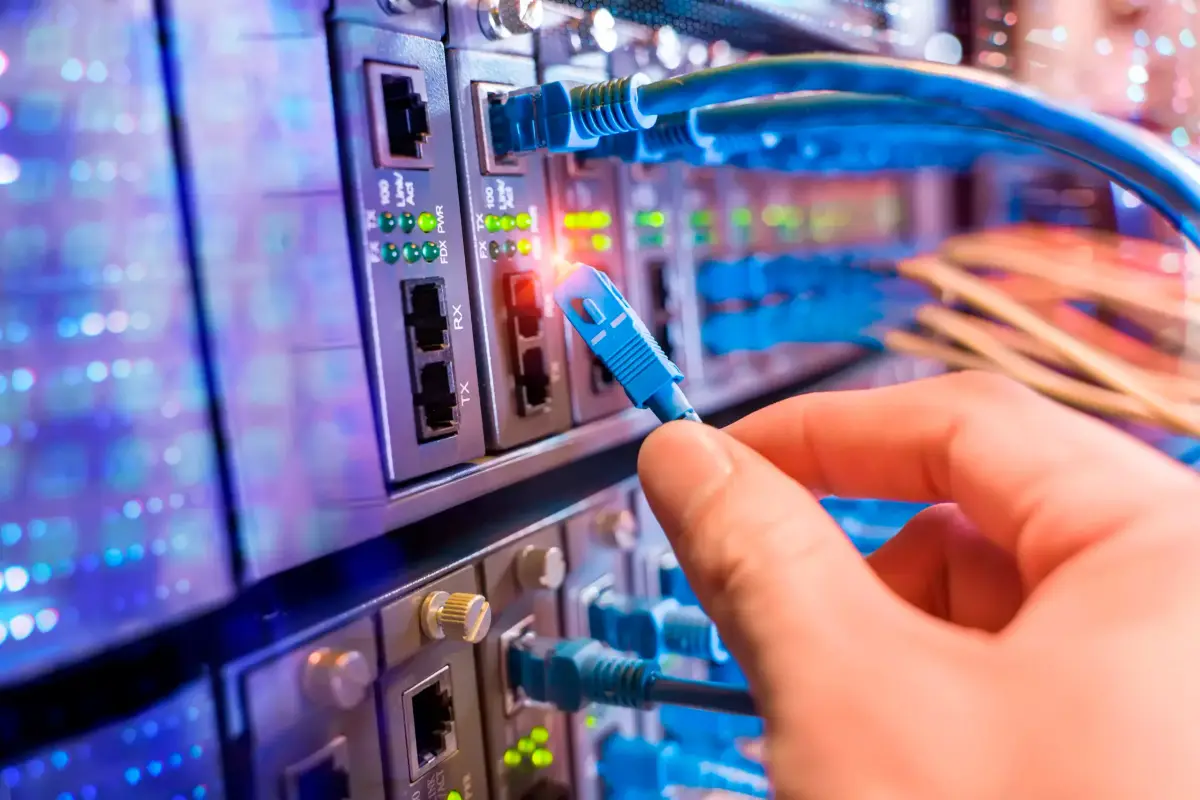 Técnico conectando un cable de red en un rack